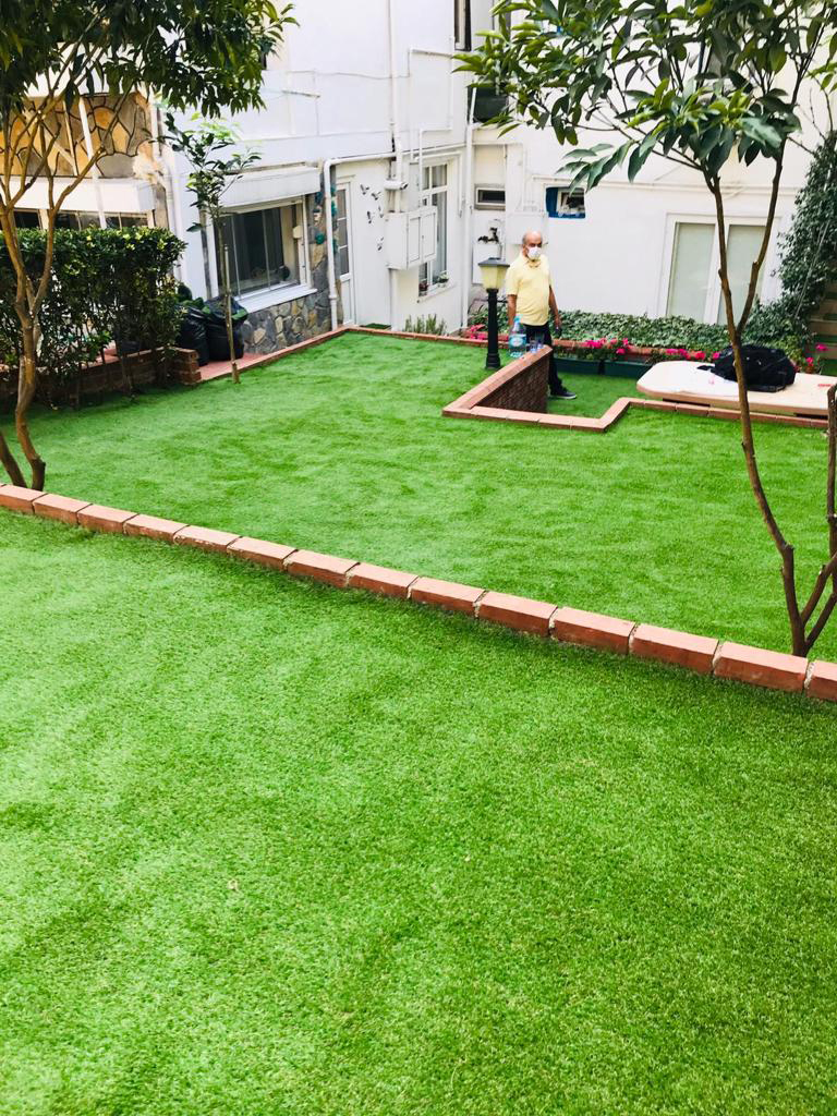 Suni çim halılar, doğal çimin estetik görünümünü ve yumuşak dokusunu, bakım gerektirmeden uzun yıllar boyunca sunan mükemmel bir alternatiftir. Gelişmiş üretim teknolojileri sayesinde gerçek çimi aratmayan bu halılar, hem iç hem de dış mekanlarda kullanıma uygundur. Doğal ve Canlı Görünüm: Gerçek çim hissiyatına en yakın şekilde tasarlanmıştır. 4 Mevsim Dayanıklılık: Sıcak, soğuk, yağmur ve güneşe karşı dirençlidir. Bakım Gerektirmez: Sulama, biçme veya gübreleme gibi ekstra masraflara gerek yoktur. Kolay Temizlik: Su tutmaz ve hızlı kurur, böylece hijyenik bir kullanım sunar. Konforlu ve Güvenli – Yumuşak dokusu sayesinde çocuk ve evcil hayvanlar için idealdir Geniş Kullanım Alanı: Bahçe, balkon, teras, çocuk oyun alanları, spor sahaları ve ticari mekanlar için uygundur. Teknik Özellikler: Kalınlık: 7mm – 11mm – 20mm – 25mm – 28mm – 30mm – 40mm – 45mm – 50mm – 60mm Rulo Genişliği: 4 Metre Rulo Uzunluğu: 25 Sırt Kaplaması: SBR Latex ile güçlendirilmiş yapı İp Ağırlığı: 8000 D-Tex PE + PP Üretim Metodu: Tufted Cut Pile TSE Belgeli Kalite Standartları SİPARİŞ VE BİLGİ İÇİN: +90 531 450 3349 +90 532 054 5766 +90 222 409 1228 WHATSAPP SİPARİŞ İMZAZEMİN@HOTMAİL.COM Diğer Ürünlerimizi Görmek İçin Tıklayın Adana çim halı, Adıyaman çim halı, Afyonkarahisar çim halı, Ağrı çim halı, Aksaray çim halı, Amasya çim halı, Ankara çim halı, Antalya çim halı, Ardahan çim halı, Artvin çim halı, Aydın çim halı, Balıkesir çim halı, Bartın çim halı, Batman çim halı, Bayburt çim halı, Bilecik çim halı, Bingöl çim halı, Bitlis çim halı, Bolu çim halı, Burdur çim halı, Bursa çim halı, Çanakkale çim halı, Çankırı çim halı, Çorum çim halı, Denizli çim halı, Diyarbakır çim halı, Düzce çim halı, Edirne çim halı, Elazığ çim halı, Erzincan çim halı, Erzurum çim halı, Eskişehir çim halı, Gaziantep çim halı, Giresun çim halı, Gümüşhane çim halı, Hakkâri çim halı, Hatay çim halı, Iğdır çim halı, Isparta çim halı, İstanbul çim halı, İzmir çim halı, Kahramanmaraş çim halı, Karabük çim halı, Karaman çim halı, Kars çim halı, Kastamonu çim halı, Kayseri çim halı, Kırıkkale çim halı, Kırklareli çim halı, Kırşehir çim halı, Kilis çim halı, Kocaeli çim halı, Konya çim halı, Kütahya çim halı, Malatya çim halı, Manisa çim halı, Mardin çim halı, Mersin çim halı, Muğla çim halı, Muş çim halı, Nevşehir çim halı, Niğde çim halı, Ordu çim halı, Osmaniye çim halı, Rize çim halı, Sakarya çim halı, Samsun çim halı, Siirt çim halı, Sinop çim halı, Sivas çim halı, Şanlıurfa çim halı, Şırnak çim halı, Tekirdağ çim halı, Tokat çim halı, Trabzon çim halı, Tunceli çim halı, Uşak çim halı, Van çim halı, Yalova çim halı, Yozgat çim halı, Zonguldak çim halı Bodrum suni çim halı bahçe zemin, Dalaman suni çim halı bahçe zemin, Datça suni çim halı bahçe zemin, Fethiye suni çim halı bahçe zemin, Kavaklıdere suni çim halı bahçe zemin, Köyceğiz suni çim halı bahçe zemin, Marmaris suni çim halı bahçe zemin, Menteşe suni çim halı bahçe zemin, Milas suni çim halı bahçe zemin, Ortaca suni çim halı bahçe zemin, Seydikemer suni çim halı bahçe zemin, Ula suni çim halı bahçe zemin, Yatağan suni çim halı bahçe zemin